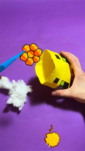 WHAT'S INSIDE THIS MINECRAFT BEE...