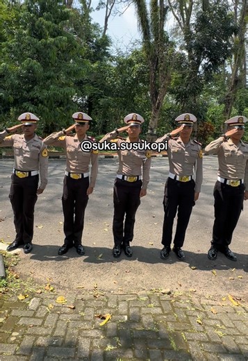 Pagi hingga sore hari ini, saya memimpin pelaksanaan Ujian Praktek Fungsi Teknis Lalu Lintas bagi Taruna Tingkat I dengan materi 12 Gerakan Lalu Lintas. Sebelum pelaksanaan, saya memberikan arahan yang jelas dan tegas agar seluruh taruna memahami prosedur, standar penilaian, serta pentingnya disiplin dan ketelitian dalam setiap gerakan. Selanjutnya, saya menyediakan waktu khusus bagi mereka untuk berlatih dan melakukan drill secara mandiri guna mengasah kemahiran. Ujian dilaksanakan secara peror
