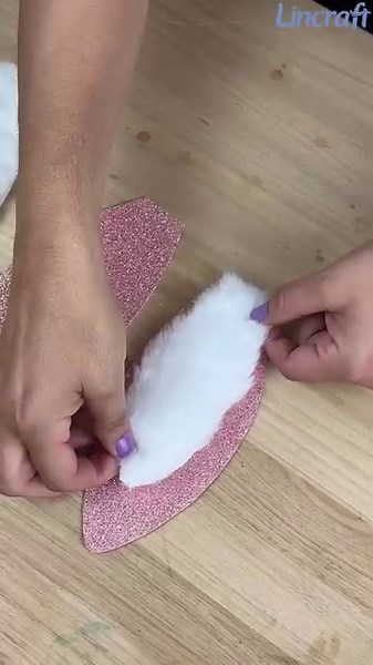 Easter vibes are in full swing with our Eggcelent Easter Hat DIY tutorial! 🐰🎨 Transform a basic Easter Craft Hat into a show-stopping masterpiece perfect for egg hunts and parades. 🌷🌟 Watch the full video tutorial here: https://youtu.be/A_yBQQIUfbw?si=-VFbcwZULRsUJ4EC Plus, don't miss out on our half-price Easter range! Hop over to our website now or shop instore to stock up on all your holiday essentials!🥚🎩 #EasterCrafts #HalfPriceSale | Lincraft