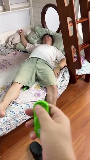 Prank boyfriend Hehe Prank boyfriend Remote control caterpillar