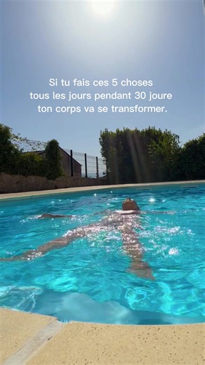 1️⃣ Marche 20 min par jour 🚶‍♀️ Pas pour brûler des calories. Pour réduire le stress et activer ton métabolisme. 2️⃣ Fais 10 min de Pilates chaque jour ✨ Quelques minutes suffisent pour renforcer ton corps en profondeur. 3️⃣ Bois 1,5 à 2 L d’eau par jour 💧 Pour soutenir ton énergie, ta digestion et limiter la rétention d’eau. 4️⃣ Mange des fibres à chaque repas 🥗 • Légumes 🥦 • Fruits 🍎 • Légumineuses 🌱 Les fibres nourrissent ton microbiote et t’aident à rester rassasiée plus longtemps. 5️⃣