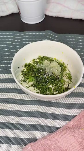 Salsa de yogurt griego 🍟 Deliciosa receta de salsa para que puedas acompañar lo que más te guste, queda súper bien para hamburguesas, wraps, papas, patacones, yuca, hasta para aderezar ensaladas queda espectacular así que espero te guste y te animes a prepararla !! la opción de ponerle azúcar es opcional, como para quitar un poco la acidez !! Así que espero te guste la receta y te animes a prepararla ❤️ ingredientes: 4 cucharadas de yogurt griego 1 cucharada de cilantro finamente picado 3 ajos 