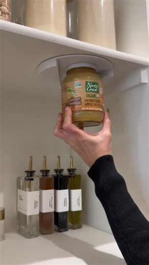 Still struggling with stubborn jars? ⏳ This under-cabinet jar opener pops them open in seconds. No sore hands, no mess. Once it’s gone, it’s gone. 🔥 Grab yours now. Link in bio. #KitchenHack #MustHaveKitchen #ViralGadget #HomeEssentials #TikTokFinds