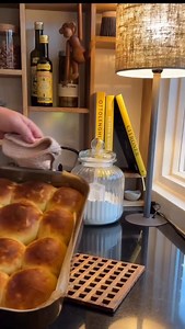 Store bløde gulerodsboller🥰 Nybagte boller med revne gulerødder er en af mine favoritter! Og hvem kan sige nej til en hjemmebagt bolle, der stadig er lun, let sprød udenpå og blød og saftig indeni – og når du tilsætter revne gulerødder, får du en gulerodsbolle, der både er fuld af smag og lidt sundere i hverdagen. De her gulerodsboller er både nemme og hurtige at lave, og resultatet bliver luftige, gyldne boller med en blød krumme og en let sødme fra gulerødderne. De fungerer lige godt som morg