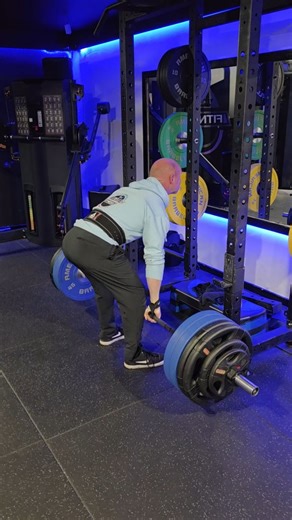 Stuart McCulloch on Instagram: "PB tonight on stiff legged deadllifts 210 kgs for 3 which is 3 times bodyweight Should have been 4 but I shat it. I felt last year I'd taken my eye off the ball regards my hammy and glute work in prioritising lagging quads Well not this year💪💪 Training is going better than it has in a long time. Looking to progress further and before stripping it all off again for season 30 Training at @elitefitnessayrshire alongside @robertthebeebs has been such a plus this pas