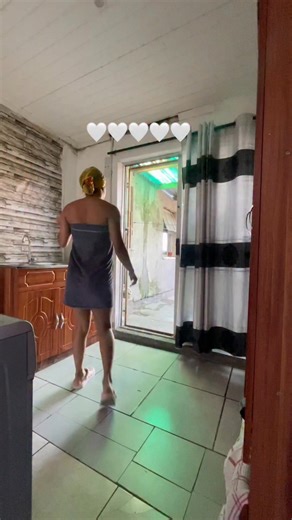 Guys kyk wie het kom oorslaap , my hart loop oor van blydskap dankie vir jou vriendskap sissa ❤️🥺, en moet nie worry nie sy het kos goedtjies saam gebring😭😂 | Lito Darling