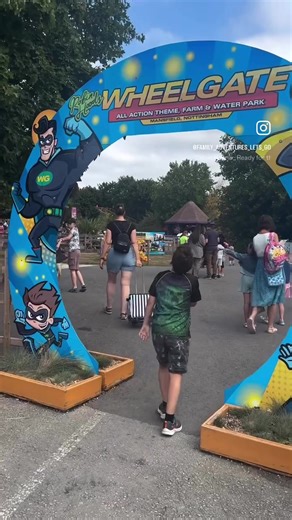 Wheelgate Park What to expect and some hints and tips ⬇️ At the weekend we visited @wheelgatepark and discovered there’s so much to do. There’s a range of play area, soft play, mini golf, animals, small coasters, rides, an air blaster arena, small drop tower, animal handling, trampolines and more. ⭐ Our highlights were: the bird of prey show from @mercerfalconry 🦅, a commando assault course and of course the splash park 💦 🎢 We’ve previously visited the sister site at @twinlakespark which was 