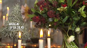 Juleværkstedet - med Claus Dalby og Hanne Utoft (2:3) Juledekorationer og julehygge I aften kl. 18.45 I anden del af ”Juleværkstedet” – med Claus Dalby og Hanne Utoft, bydes julen indenfor med dekorationer af både blomster og grene. Hanne Utoft viser, hvordan man kan lave en dekoration i en glasopsats, bl.a. med julestjernens blomster. Der bliver også lavet en moskugle med en stage på til lys, og et fint lille juletræ af alternative materialer. Claus Dalby viser, hvordan man binder en julebuket 