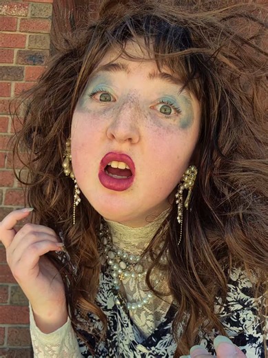 1980s Inspired Makeup Look for Russian Girls