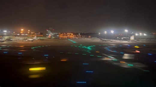 那覇空港から北への離着陸は、約20キロ先にある米空軍嘉手納基地を通り過ぎるまで、民間機は高度300メートルの低空飛行を強いられる。乱気流に巻き込まれる危険性や、燃費が悪くなる事を指摘し、2010年に嘉手納ラプコンは返還されたが、運用は今も変わらず米軍機が優先。おかしくねぇか、日本政府。