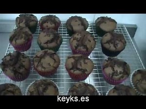 Muffins o cupcakes de brownie con galletas oreo.