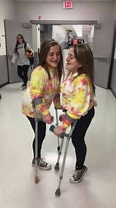 Quando Darla e Jeff souberam que esperavam trigémeos, imaginaram três berços idênticos, mantas a condizer e uma vida inteira de aniversários partilhados. Mas, em vez de um momento perfeito, a sala de partos ficou em silêncio. Duas filhas, Macy e Mackenzie, nasceram unidas pela bacia, enquanto a sua irmã Madeline respirava normalmente ao lado delas. Os médicos duvidavam que sobrevivessem, mas os seus pais recusaram-se a render-se ao medo. O que se seguiu foi uma viagem repleta de cirurgias, risos