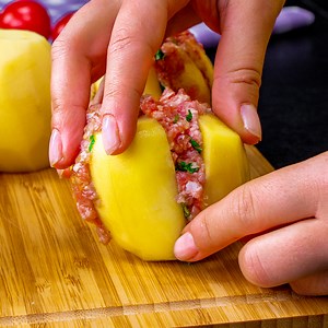 127K views · 488 reactions | Brambory plněné s láskou. Recept pro děti ověřený našimi babičkami Ingredience: mleté maso - 400 g cibule - 1 ks sůl - 1 lžička mletý černý pepř - 1 lžička sladká paprika - 1 lžička tymián - 1 lžička česnek - 2 stroužky petržel brambory - 9 ks rajčatová omáčka - 1 lžíce voda - 250 ml rajče - 1 ks pikantní paprika - 1 ks | Chutný.TV | Facebook