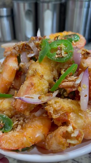 Crispy Salt and Pepper shrimp recipe……………..make it at home for a fraction of the price. Everyone has there own and this is my. Brought my shrimp from Costco but you can get head on shrimp at most Asian Supermarkets. Recipe: •1 tablespoons cooking oil •2 tablespoon minced garlic (more if preferred) •1-2 jalapeño (sliced) •1/4 cup shallots Recipe for shrimp 🦐 •18-20 jumbo head on shell on shrimp(deveined) •1/2 teaspoons garlic powder •1/2 teaspoons onion powder •1/2 teaspoons ground black pepper 