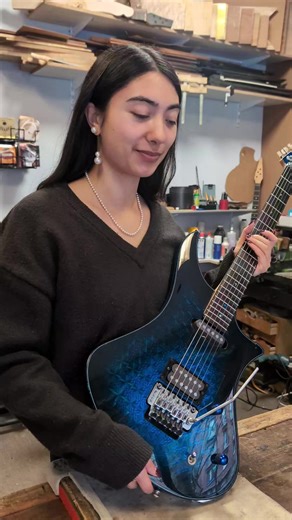 XTC – 1991 Modèle artisanal réalisé en 1991, la XTC – pour Extase – est une création originale produite à seulement trois exemplaires, chacun avec une finition distincte. L’exemplaire présenté ici arbore une finition bleue holographique, aux reflets changeants selon la lumière, soulignant son esthétique audacieuse et résolument 90’s. Un clin d’œil assumé au raffinement mécanique, jusque dans son logo inspiré du célèbre emblème automobile. Pensée pour un jeu moderne et expressif, elle est équipée