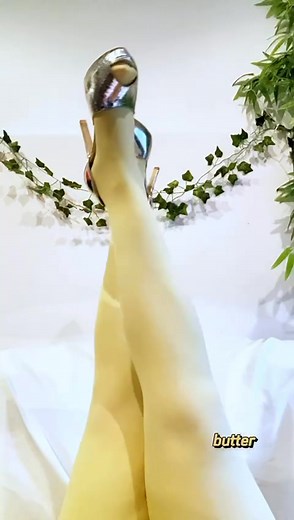 Hosting or hiding in the kitchen with snacks? Either way Snag has you covered. Soft, stretchy, feel-good fits that love every curve and every carb. | Snag Tights