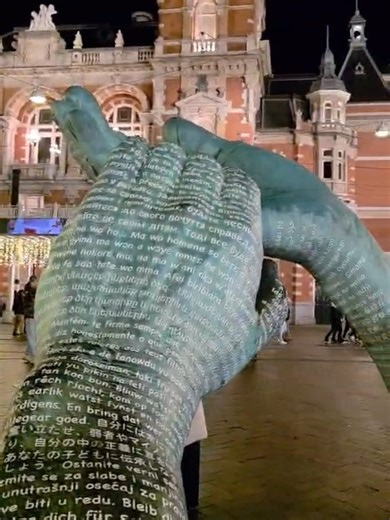 At Leidseplein, Amsterdam, this monument of interlocking hands honors journalist Peter R. de Vries, killed nearby in 2021. His words: “Stay who you are. Stand up straight when necessary. Stand up for the weak and minorities. Speak your mind honestly, and listen to your sense of justice.” once his tattoo, are now written in many languages on the hands, symbolizing support, courage, and standing up for justice.#peterdevries #leidseplein #powerfulmessage #amsterdam #turnpaintopower