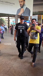 392K views · 2.1K reactions | Akshay Kumar spotted at Mumbai airport! | Voompla | Facebook