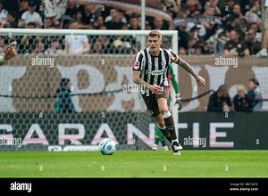 Hamburg, Deutschland. 17th May, 2025. Eric Smith (FC St. Pauli, #08) am Ball, GER, FC St. Pauli vs. VfL Bochum, Fußball, Bundesliga, Spieltag 34, Saison 2024/2025, 17.05.2025 DFL REGULATIONS PROHIBIT ANY USE OF PHOTOGRAPHS AS IMAGE SEQUENCES AND/OR QUASI-VIDEO Foto: Eibner-Pressefoto/Max Vincen Credit: dpa/Alamy Live News Stock Photo - Alamy