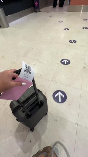 Amamosss cars❤️⚡️ sigueme en ig para mas contenido! Ig:themagicride_ #disney #disneytravelagent #disneyland #carsland #radiadorsprings #mcqueen #disneycaliforniaadventure