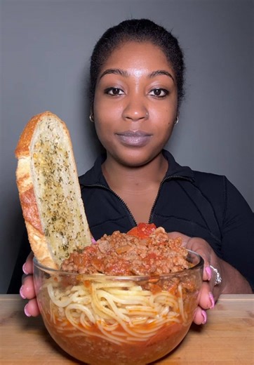 Enjoying Spaghetti: A Mukbang Experience