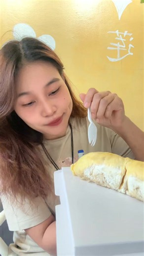 ဒူးရင်းသီး (Durian) ရောင်းချနေသော မန္တလေး လမ်း 60 နားလည်ချက်
