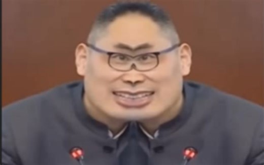 如何用剪映制作镜像对称视频