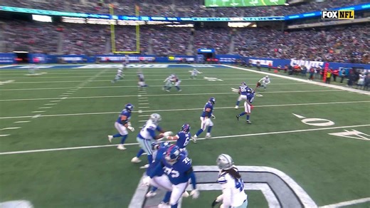 Jadeveon Clowney takes advantage of Tracy's fumble to give Giants' offense another possession