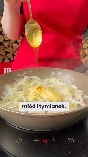 Serdelki w sosie cebulowo-musztardowym – klasyka, która rozgrzewa 🔥 Składniki 🔹 3 cebule 🔹 2 ząbki czosnku 🔹 3 łyżki musztardy 🔹 1 łyżka miodu 🔹 ½ szklanki bulionu 🔹 serdelki (obrane z osłonki) 🔹 olej do smażenia 🔹 tymianek 🔹 sól, pieprz, płatki chili Jak zrobić? 1️⃣ Podsmaż serdelki na oleju, aż się ładnie zarumienią. 2️⃣ Na tej samej patelni zeszklij cebulę z solą, dodaj czosnek i pieprz. 3️⃣ Dorzuć musztardę, miód i tymianek, wymieszaj i zalej bulionem. 4️⃣ Do garnka wrzuć przygotow