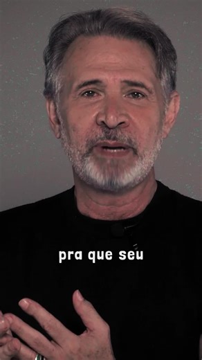 Renato Russo presenteou o Brasil com hinos existencialistas que ajudam a decifrar os mistérios do querer, do ser e do estar. Entre os versos mais bonitos que ele cantou, a faixa “Índios”, do álbum dois da Legião Urbana, diz “o que aconteceu ainda está por vir e o futuro não é mais como era antigamente”. O Reflexões desta semana vai partir desse verso para repensar o que a palavra “Saudade” pode simbolizar. Link na bio. #nelsonfreitas #Saudade #explore #RenatoRusso #Dicionario #MarioQuintana #sol