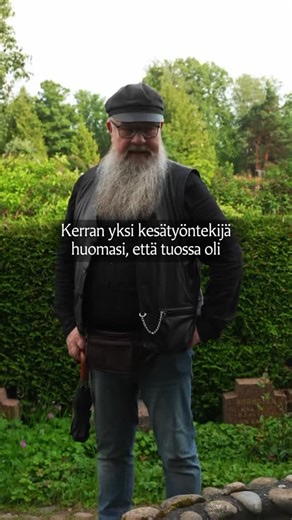 🪵🌰 Hietaniemen hautausmaa on paitsi kaunis ja arvokas lepokoti ihmisille, myös koti monille eläimille. Vahtimestari Hannu Aho kertoo videolla pienestä mutta tärkeästä oivalluksesta, jolla muun muassa oravien hyvinvointi on otettu huomioon hautausmaan arjessa. 🐿️✨ Lisää Hannun tarinoita 👉 TikTok @holyhel #Hietaniemi #tarinoita #hautausmaa #historia #Hietaniemi #luonto #oravat #pienitekoisuuriarvo | Kirkko Helsingissä