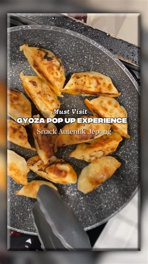 @rainepuspita on Instagram: "“Bagi bagi snack autentik jepang? Yups Gyoza ajinomoto lagi lagi ngadain Pop Up Testing Experience 😍 #pinterest jadi kita bisa icip icip cobain Snack auntentik jepang yang rasa Gyoza nya jepang banget ! Buruan deh sekalian belanja kalian mampir ke boooth nya Gyoza ajinomoto kalian pasti ketagihan 🤭 fyi Pop Up Testing Experience nya hanya JUMAT, SABTU, MINGGU 🗓️2 Januari - 15 Februari 2026 Di Supermarket👇 📍JAKARTA (Papaya, Aeon, Diamond, Happy Harvest, Grand Luck