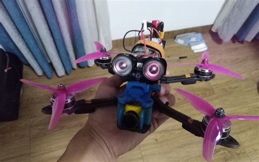 设置穿越机飞控上的一个端口来输出高低电平信号