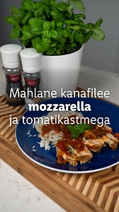 🧑‍🍳 Laupäevane retseptisoovitus 🧑‍🍳 Juustune kanafilee kõlab ju lausa imehästi? 🙂 Täna jagamegi retsepti, mis meeldib kindlasti kogu perele. Mahlane kana tomatikastmes ja katteks mõnusalt veniv mozzarella. Vaata videot ja proovi järele! #lidl #lidleesti #lidlkokkab #mozzarella | Lidl Eesti