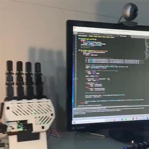 This Arduino-controlled robotic hand mirrors yours using computer vision. 料  reddit.com⧸u⧸Alexdaboss CVDOFcEgVhv | Leo Mussen | Facebook