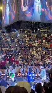 Awebo, chismesito 😳 Pues resulta que según la versión de una de ellas, a la mujer que le están jalando el cabello es la ex esposa del caballero que acompañaba a la otra dama (la wera) que agredía a su enemiga, y es que al parecer se puso celosa de que la ex pareja se encontrara en el palenque y su actual novio le diera dinero para sus hijos… aquí abajo te dejo la historia que contó la afectada “Yo les cuento el chisme completo me jaló el pelo la amante de mi ex esposo por que hablé con él me lo