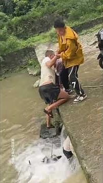 A man is in a desperate situation and urgently needs rescue!#kindness #inspiration #helpothers #vira