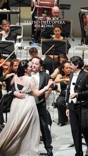 Standing ovation e applausi senza fine per il concerto dell’Opera di Roma in occasione dell’#ItalyNationalDay di Expo2025 Osaka. 3600 persone, in un Padiglione Italia tutto esaurito, hanno celebrato insieme a noi “La grande Opera italiana patrimonio dell’umanità”. Per chiudere in bellezza: il trascinante brindisi da “La traviata”, con Anastasia Bartoli, Luciano Ganci e Luca Micheletti accompagnati dalla nostra Orchestra diretta da Francesco Ivan Ciampa. | Teatro dell'Opera di Roma