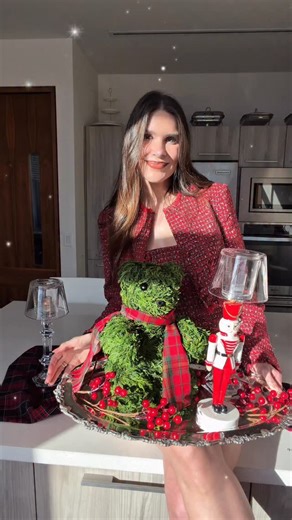 Isabel Jaime de Perusquia on Instagram: "🌲🧸🧣¡Centro de mesa RALPH LAUREN aesthetic! 🧣🧸🌲 ¿ya tienes centro de mesa para el 24 y 25 de Diciembre? ¡La decoración más elegante y tradicional es la que haces tú! ¡¡¡ Si te gustó este tutorial comenta 🧸🧸🧸!!! ¡Sería imposible mantener mi casa impecable sin mis dos aliadas Z20 y H14 de @dreamemx ! ¡¡¡Las mejores aspiradoras que he usado y ahora tienen descuento en Amazon, aprovecha!!! #dreameh14 #dreamez20 #arreglofloral #arreglonavideño #ralphla