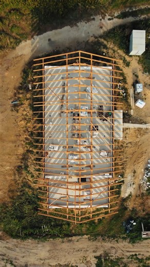 𝗖𝗭𝗬 𝗧𝗔𝗞 𝗪𝗬𝗚𝗟Ą𝗗𝗔 𝗣𝗘𝗥𝗙𝗘𝗞𝗖𝗝𝗔?🔥🏠 Architektura zaczyna się od dachu. Czysta forma, precyzja wykonania i płaska dachówka ceramiczna Bergamo w kolorze Platinum. Minimalistyczny profil podkreśla geometrię bryły i nadaje jej nowoczesny, ponadczasowy charakter. To realizacja Dach- Dom, w której detal, technologia i estetyka tworzą spójną całość. Bez nadmiaru. Bez kompromisów. #nowoczesnastodola #dachdom #współpraca #dach #dachówka #budowadomu #house | nowoczesna STODOŁA