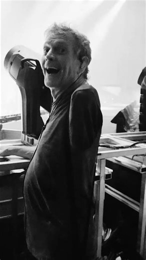 Follow Rick as he makes his way from the kit to the front of the stage during the acoustic break.