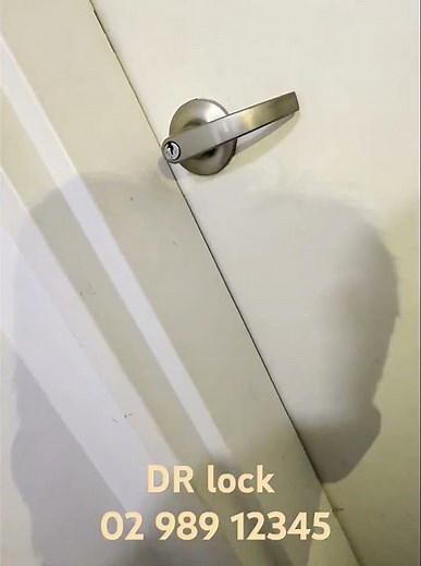 Can a locksmith open my apartment door without a key?