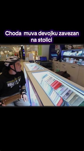 Choda smeker: Devojka se muva zavezan na stolici