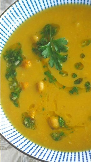 🍲 Réconfort assuré avec ma soupe pois chiches & butternut 🧡🥣 onctueuse, parfumée 🌿