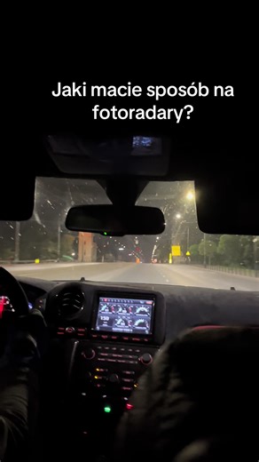 Ograniczenia prędkości wprowadzono w latach 70-tych z powodu kryzysu paliwowego! Więc nie chodziło o bezpieczeństwo tylko o kasę! Tylko Niemcy nie dali się zniewolić. Dzięki protestom kierowców nie wprowadzono limitów na autostradach! Wprowadzono tylko zalecaną prędkość 130 km/h. Teraz jeszcze doszła ekologia i hałas 😹 O jakich sposobach słyszeliście aby nie płacić za mandaty z fotoradarów albo odcinkowych pomiarów prędkości? Kierowca na filmie ewidentnie śmieje się z fotoradarów w Warszawie i 