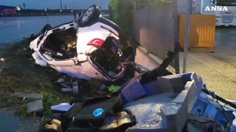 Madre e figlio 12enne morti nell'incidente sulla Taranto-Bari: schianto tra la loro auto e un tir sulla SS100
