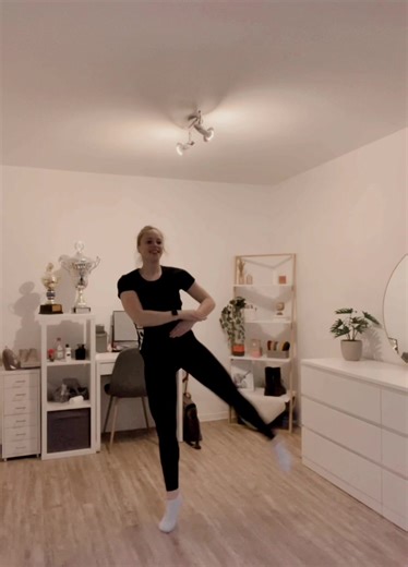 #dance #fo #foru #foryourpagetiktok #dancing #tanzen #akrobatik #cologne #karnevalistischertanzsport #gardetänzerin #tanzmariechen