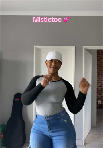 Under the mistletoe uuuuu 🥺🫶🏽! #mistletoe #dance #fyp #lumlum #tiktokdancechallenge #underthemistletoe #fypviral #trendingsound #viralsounds #southafricantiktok