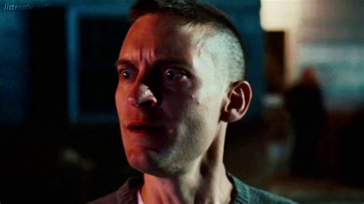 Tes parents quand t’étais au collège : "Il faut que t'ai des bonnes notes pour faire un bac général et un master 2 si tu veux pas finir pauvre"Ton pote Donovan, lui il fumait du tcherno à 13 ans, il avait redoublé et fini en CAP chaudronnerie.Aujourd’hui il gagne 4x ton salaire en faisant des travaux d’aménagement chez des boomers multipropriétaires qui payent au black.Alors que toi t’es resté dans le rang, en CDD dans une boîte de branleurs de la French Tech (subventionnée par la BPI).Tu travai