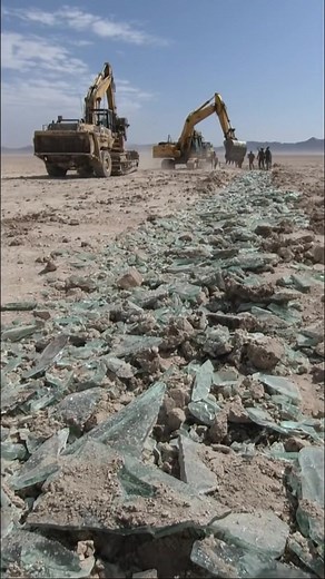 A desert floor became glass… in one night Scientists Found Sand Turned To Glass Overnight In The Desert | Archeology & Ancient Mysteries